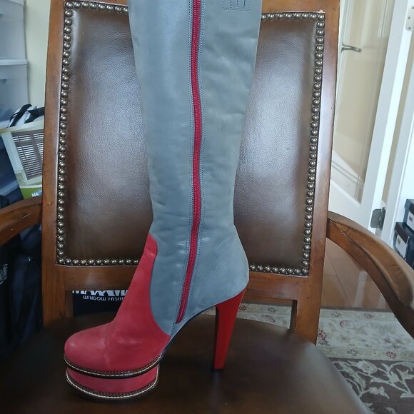 Tall suede leather boots in grey and red. - Picture 7 of 8